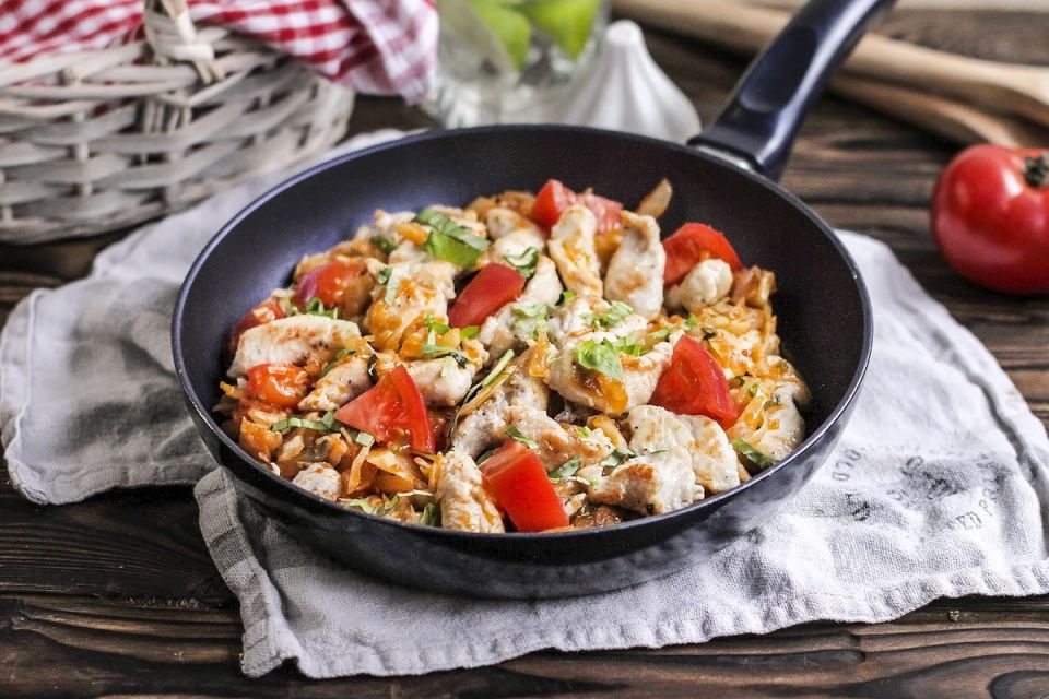 Гастрономическое вдохновение: индейка в томатном соусе с капустой