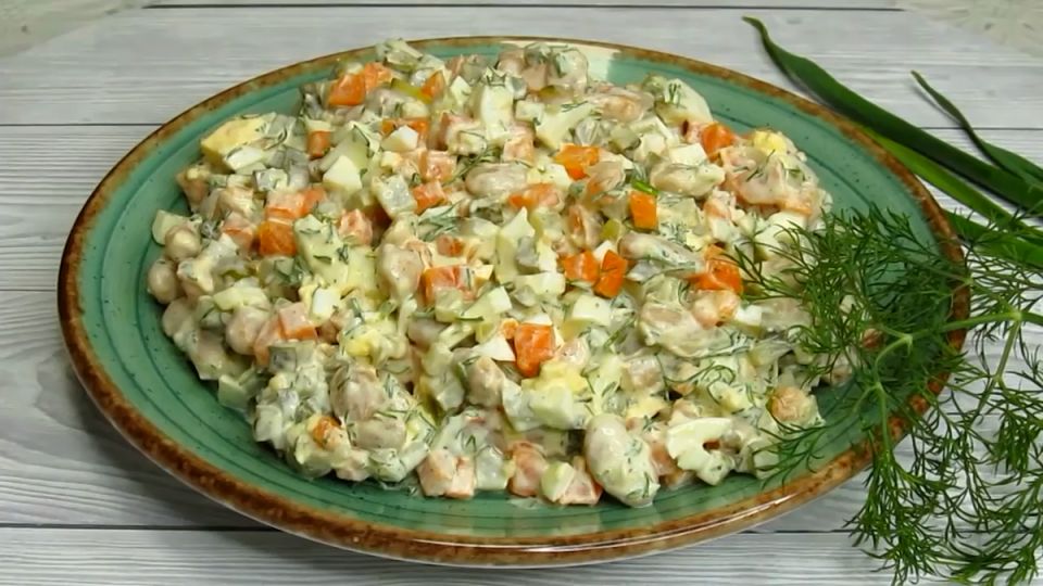 Салат за 5 минут: освежающий и вкусный рецепт, который станет вашим фаворитом на каждый день