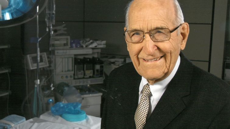 Как 104-летний кардиохирург обрел секрет долголетия: три незаменимых продукта для здоровья сосудов