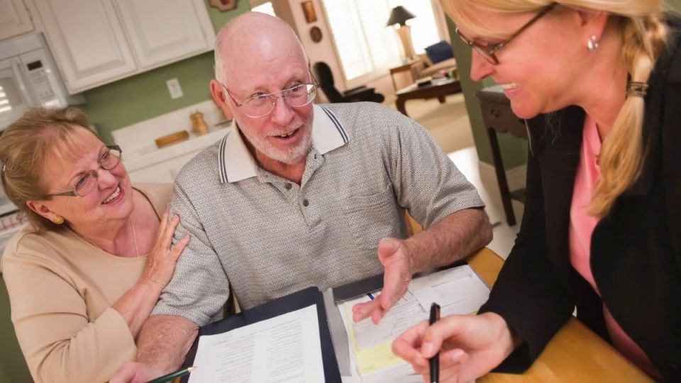 Почему работающим пенсионерам стоит сообщить о своей деятельности в соцзащиту?