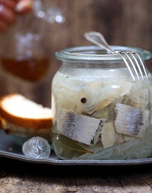 Промаринованная сельдь в масле: простой и быстрый способ приготовления