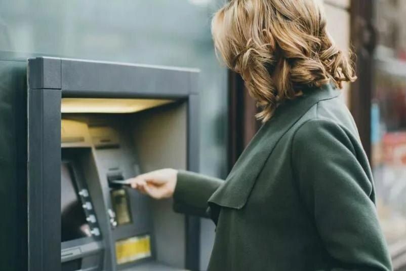 Как можно оказаться в долгах, даже имея кредитную карту и пополняя её