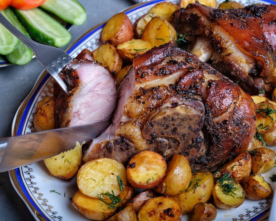 Свиная рулька с картофелем: идеальное блюдо для предстоящих праздников