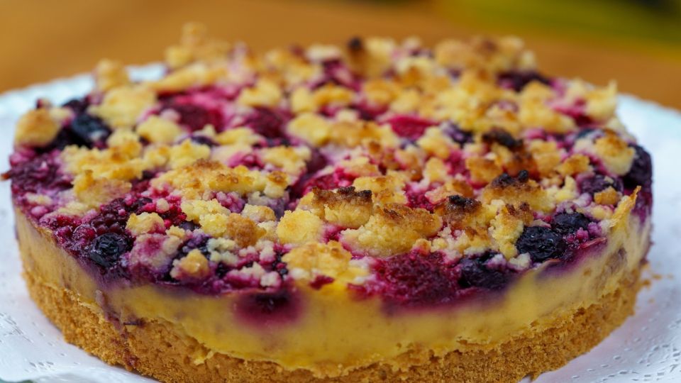 Такой летний пирог с малиной и смородиной мигом сметают со стола: приготовите его в 2 счета