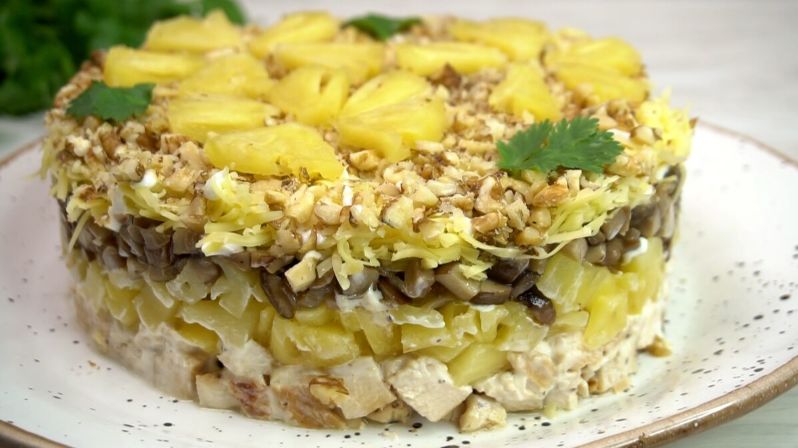 Салат с ананасами: идеальный штрих к Новогоднему столу