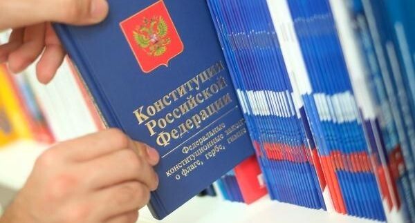 Путин утвердил приоритет Конституции в политике страны