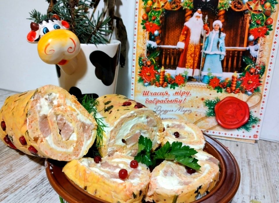 Необычный новогодний рулет из рыбы и морковно-яичного теста