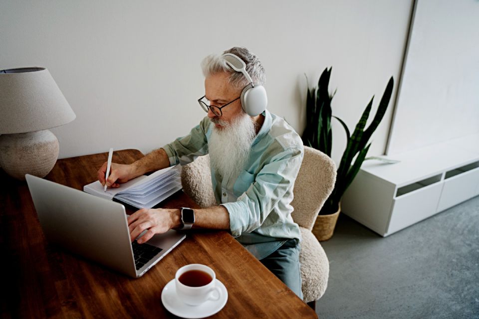 Как пенсионерам заработать в интернете: топ-способы для активных людей
