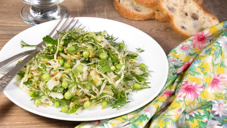 И варить ничего не надо: этот весенний салат оценят те, кто следит за фигурой