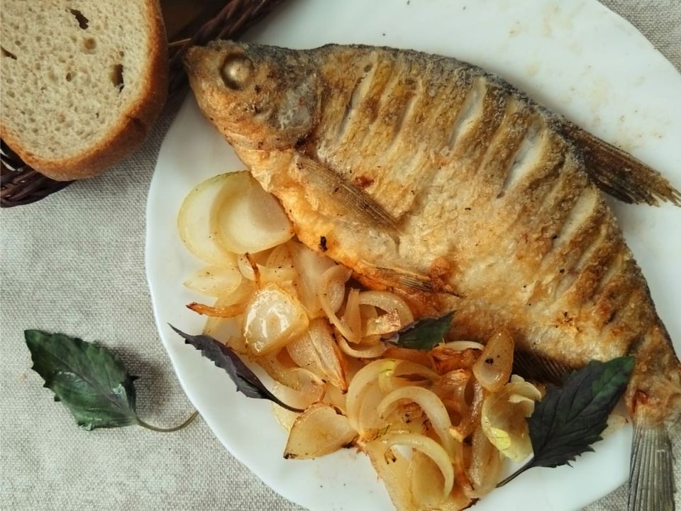 Почему стоит солить муку перед жаркой рыбы