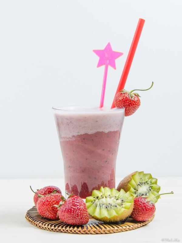 Вкусный смузи с клубникой и киви