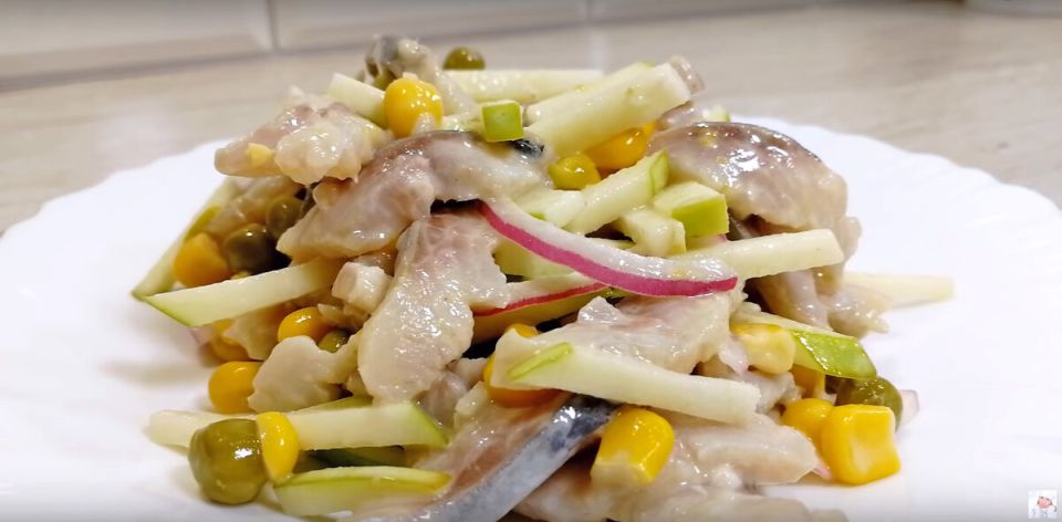 Салат с малосольной селедкой за 10 минут