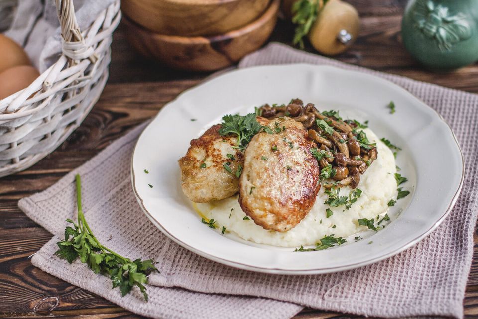 Как приготовить нежные котлеты из индейки с картофельным пюре и опятами